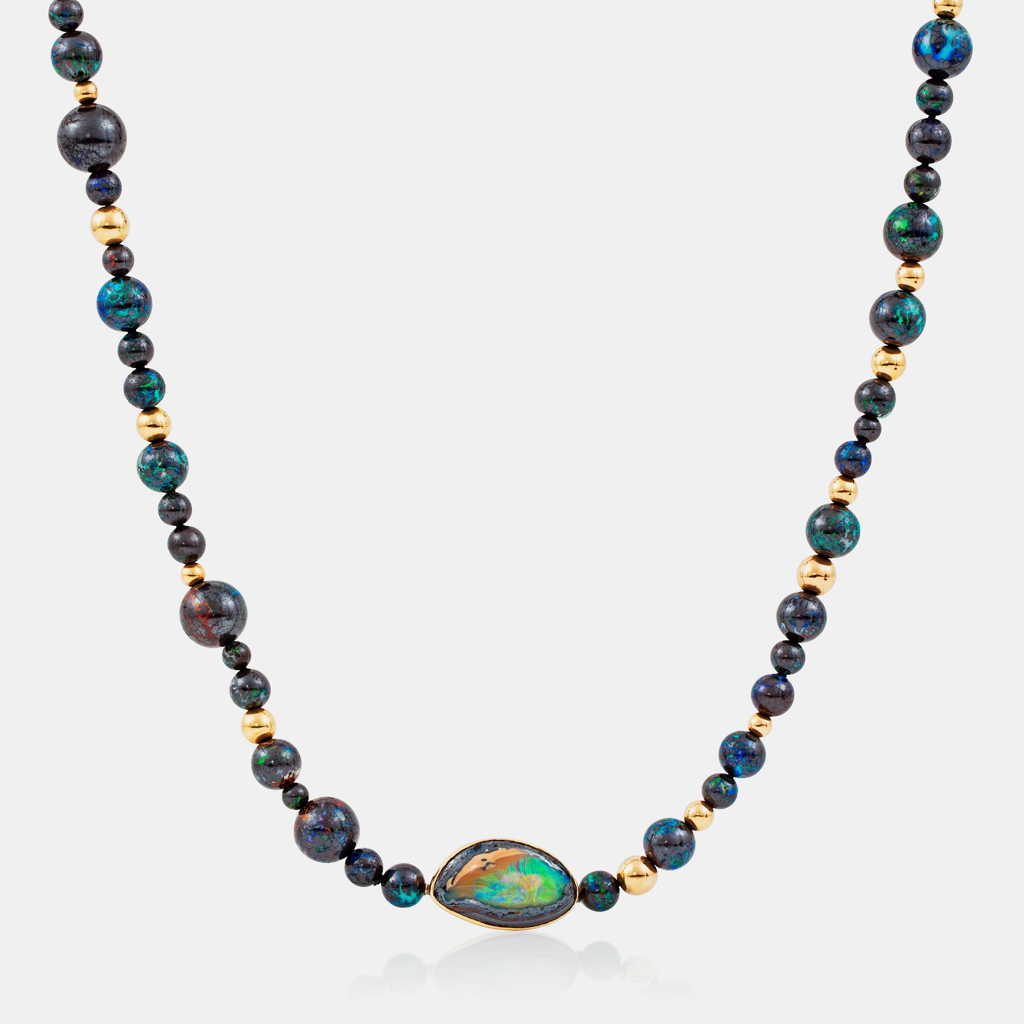 COLLIER med kulor i boulderopal Ø 17.3-5.3 mm, samt kulor i guld. Tillverkad av Gaudi, Stockholm 1989.
