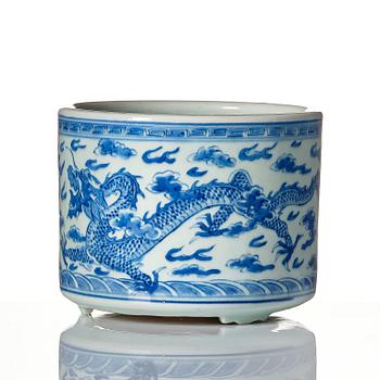 A blue and white four clawed dragon censer, Qing dynasty, 19th Century.