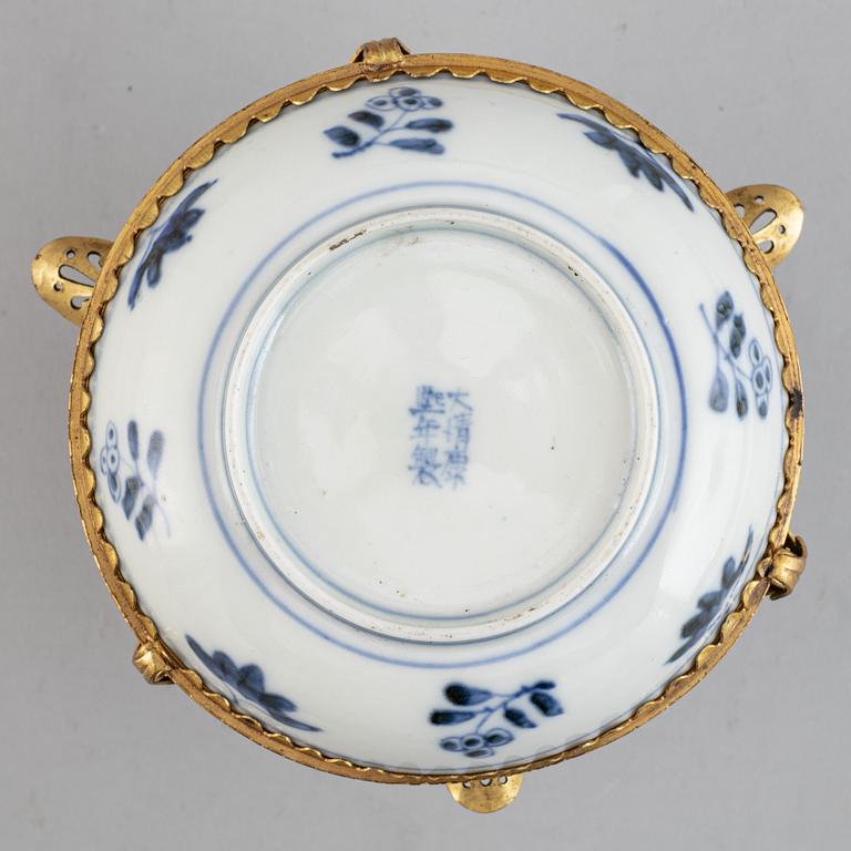 A Chinese porcelain tea cup, Qianlong (1736-1795) and a Japanese porcelain dish 20th century made into an ash tray.