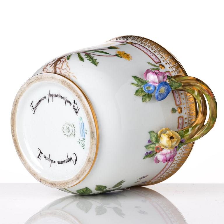 Vinkylare, porslin. Royal Copenhagen, "Flora Danica", Danmark, 1900-tal.