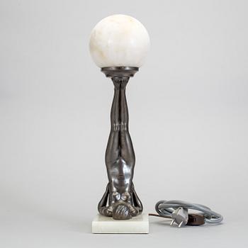 BORDSLAMPA, patinerad brons och alabaster. Art deco, 1920-/30-tal.