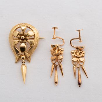 BROSCH SAMT ÖRHÄNGEN ett par 18K guld  otydliga stämplar Malmö 1870 o 1929.