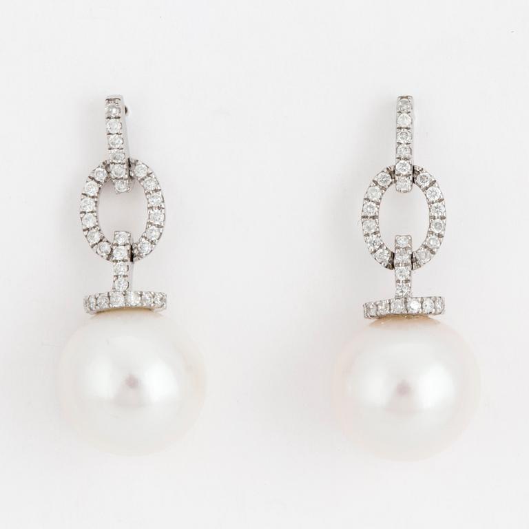 EARRINGS, freshwater pearls 11 mm, 18 carat white gold and diamonds approx. 0.23 cts.