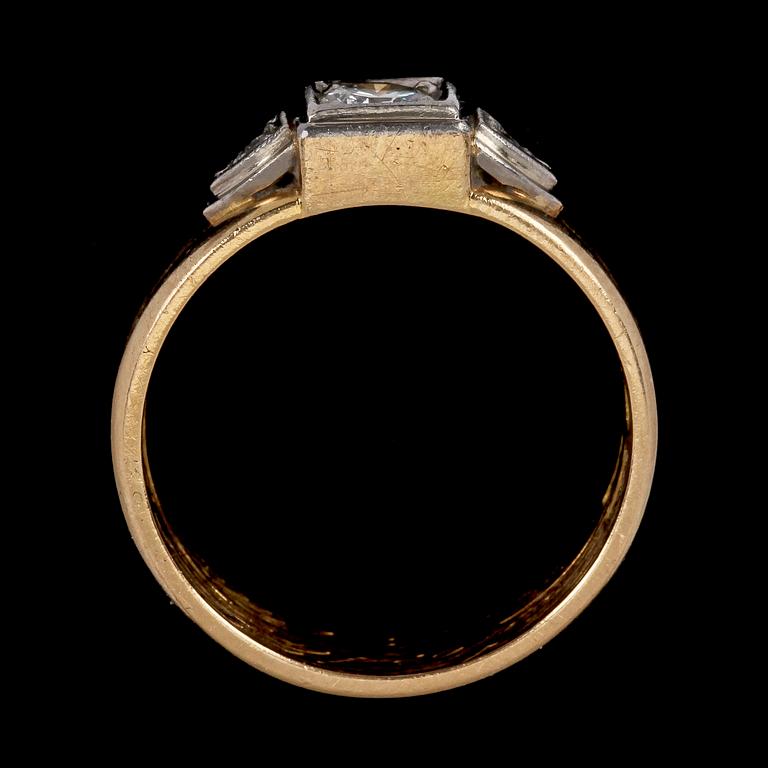 RING, 18k guld med briljantslipad diamant, ca 0.41 ct, och smådiamanter, 1925.