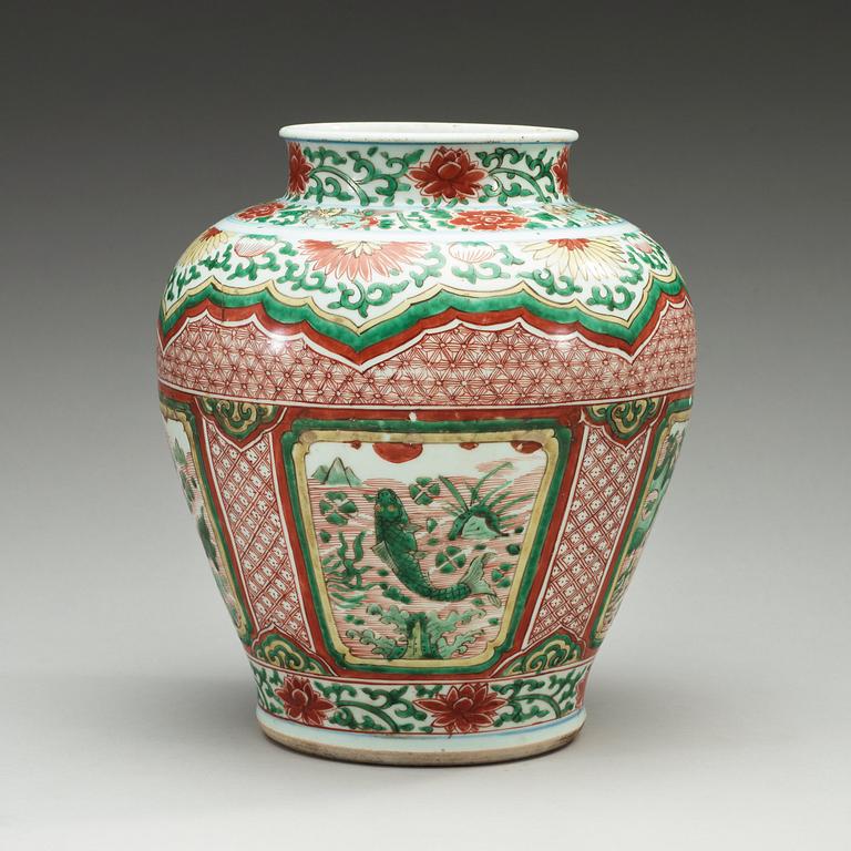 A Transtional wucai jar, 17th Century.