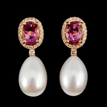 ÖRHÄNGEN, 1 par, 18 k guld, rosa topaser tot 2.95 ct, sötvattenpärlor samt diamanter tot ca 0.32 ct.