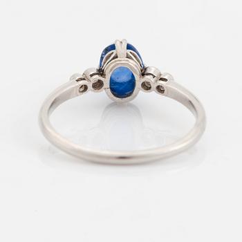 Ring platina med en cabochonslipad safir.