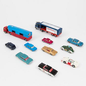 CORGI TOYS samt DINKY TOYS, 13 stycken fordon, 1960-tal.