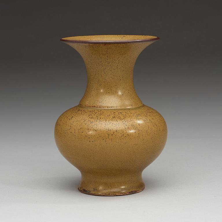 A teadust green glazed vase, Qing dynasy (1644-1912).