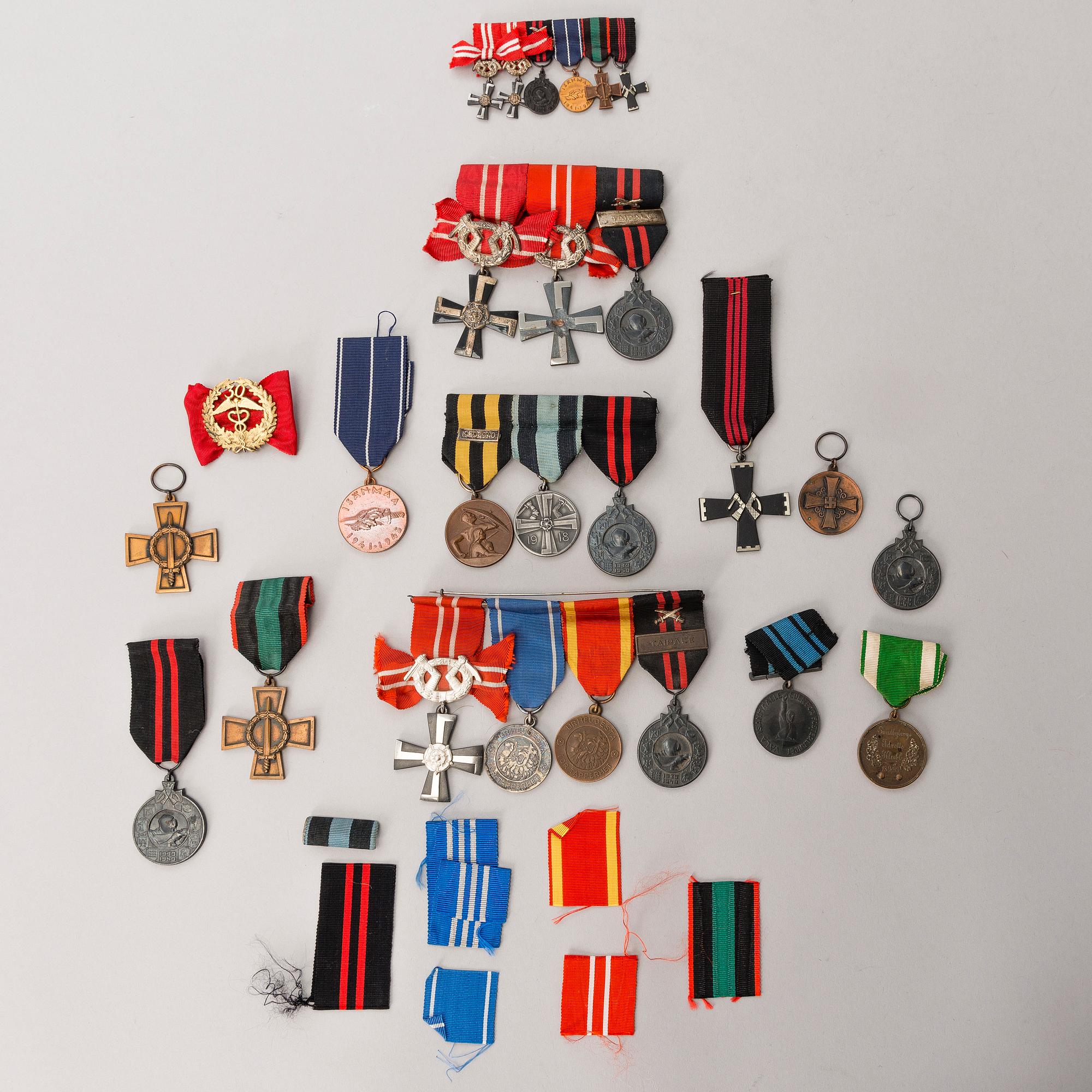 20 mounted Finnish WWII badges, 6 miniatures.