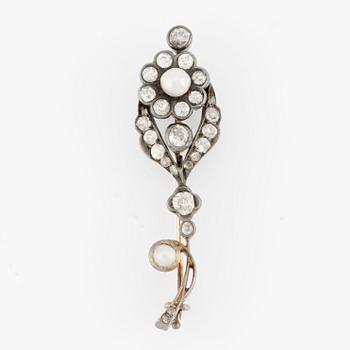 Flower brooch in 14K gold with old-cut diamonds and pearls.