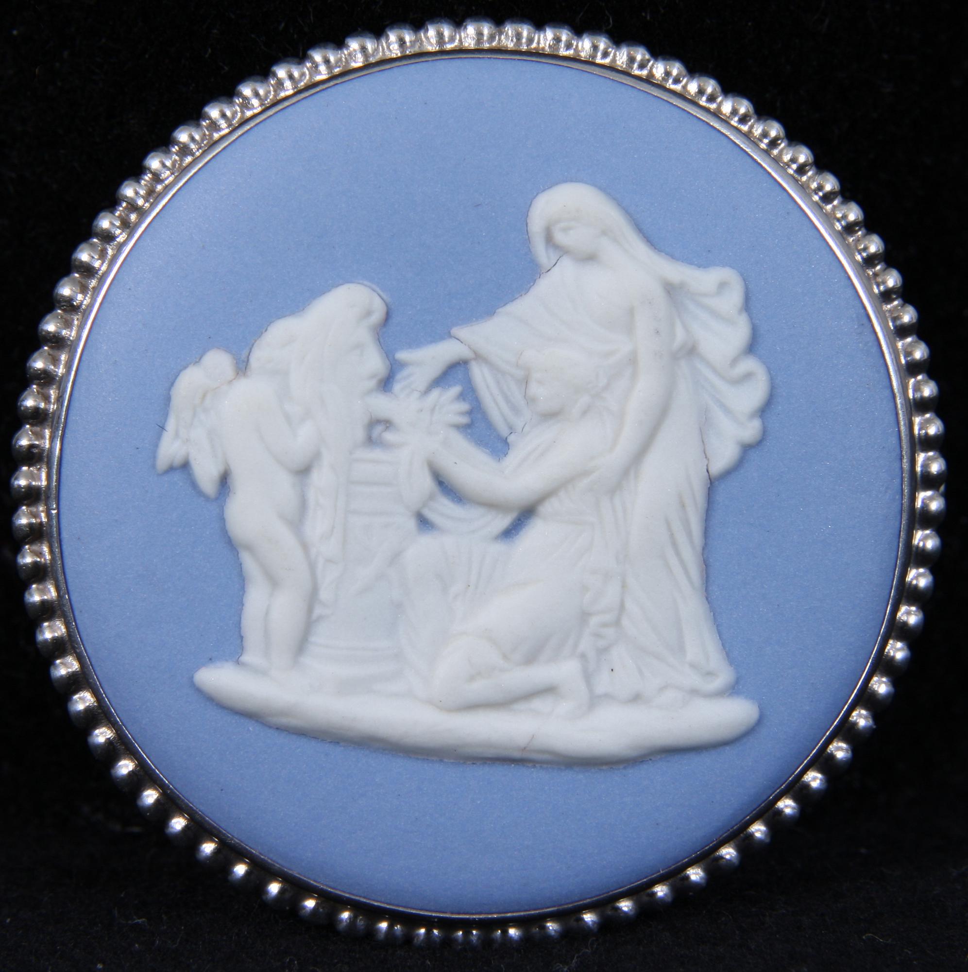 BROSCHER, 2 st samt HÄNGE, silver, bl a Wedgwood, 1900-tal.