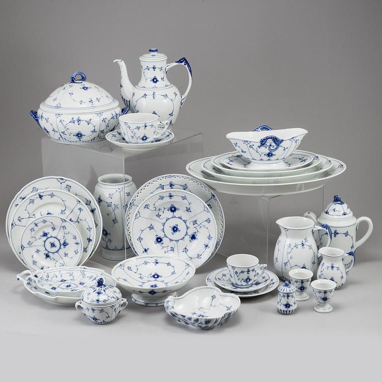 BING & GRØNDAHL, a part 'Musselmalet' coffee and dinner porcelain service, Denmark (120 pieces).