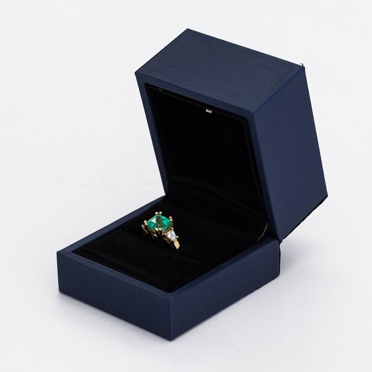 An 18K gold ring with a 2.47 ct emerald and diamonds ca. 0.48 ct in total. With certificate.