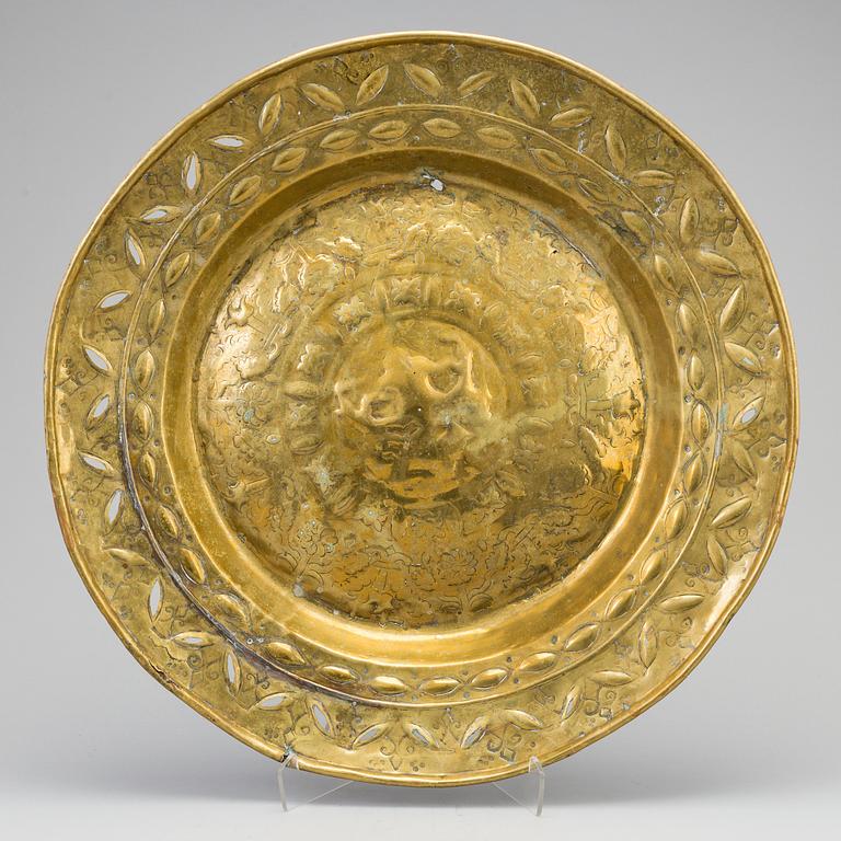 A 17TH CENTURY BRASS DISH.