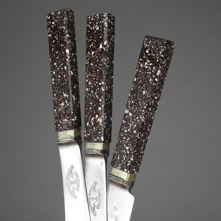 KNIVAR, 3 st, skaft i porfyr. 1800/1900-tal.