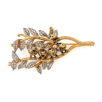 496. W.A. Bolin brosch 18K guld med emaljdetaljer och rosenslipade diamanter.