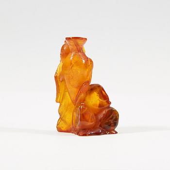 An amber sculpture of a lady with a vase, Qing dynasty (1644-1912).