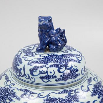 A large blue and white urn, China, 20th century.