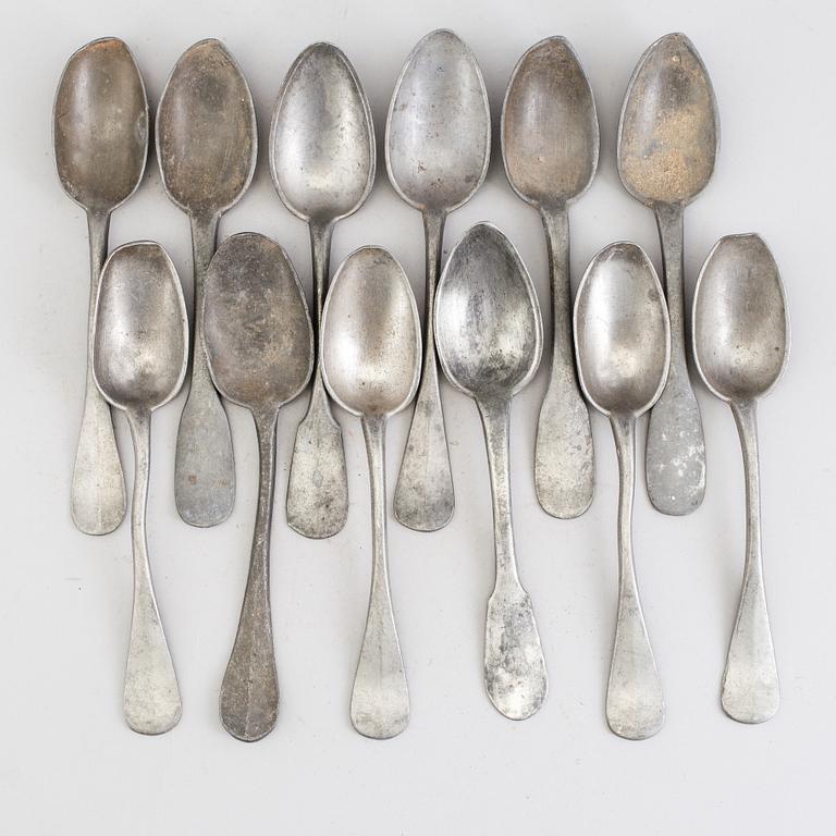 A SET OF TWELVE SIMILAR 18TH CENTURY PEWTER TABLESPOONS.