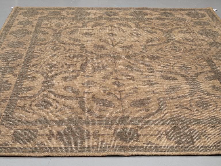 An oriental carpet, ca 301 x 247 cm.