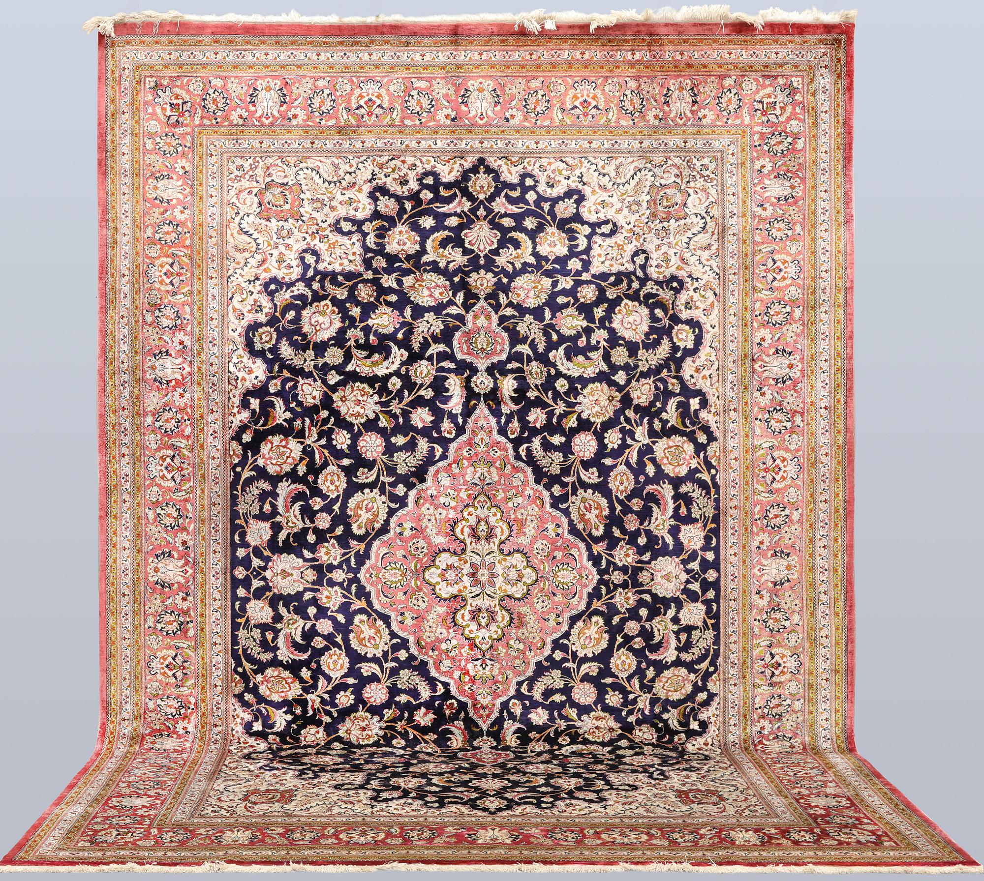 Matta, Ghom, silke, ca 340 x 239 cm.