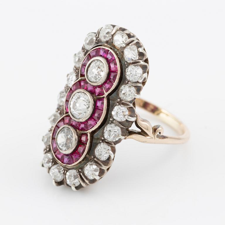 Ring 14K gold and silver with old-cut diamonds.