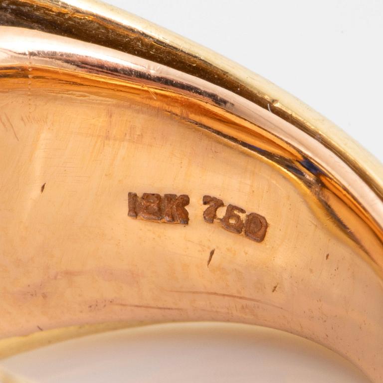 Ring 18K guld med en cabochonslipad safir samt runda briljantslipade diamanter och fasettslipade safirer.