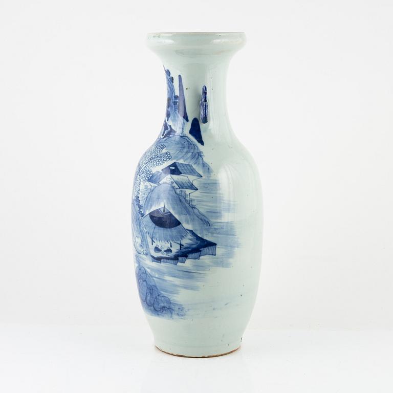 Floor vase, porcelain, China, Qing dynasty, late 19th century.