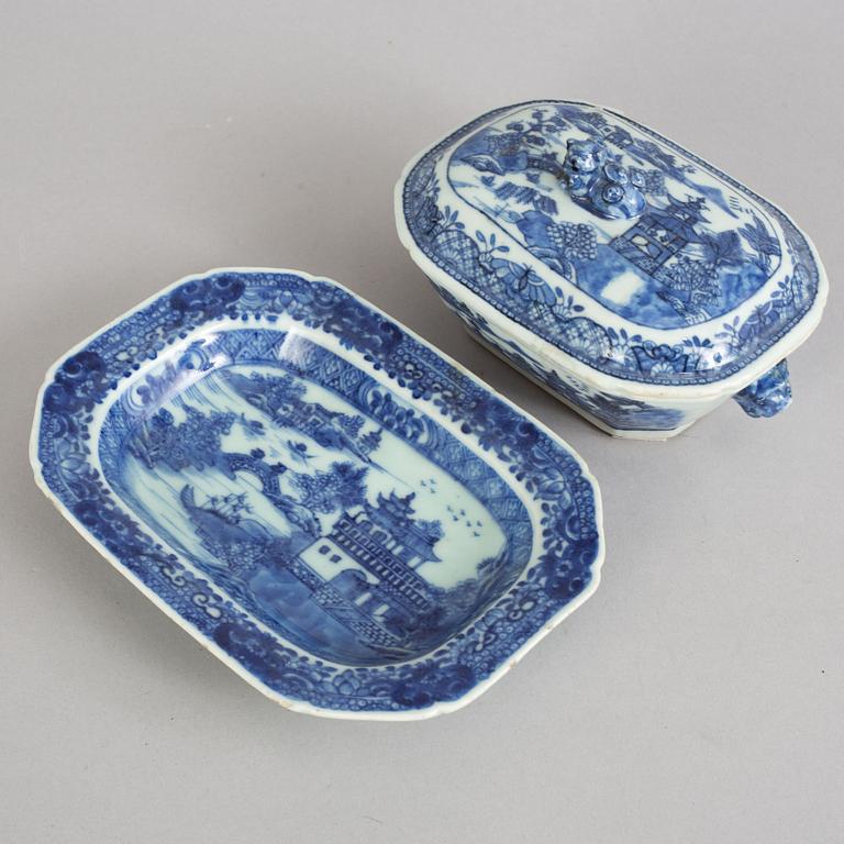 A blue and white butter tureen with cover and stand, Qing dynasty, Qianlong (1736-95).