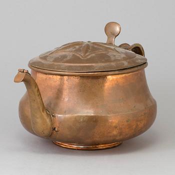 A LARGE COPPER KETTLE, 18th/19th century.