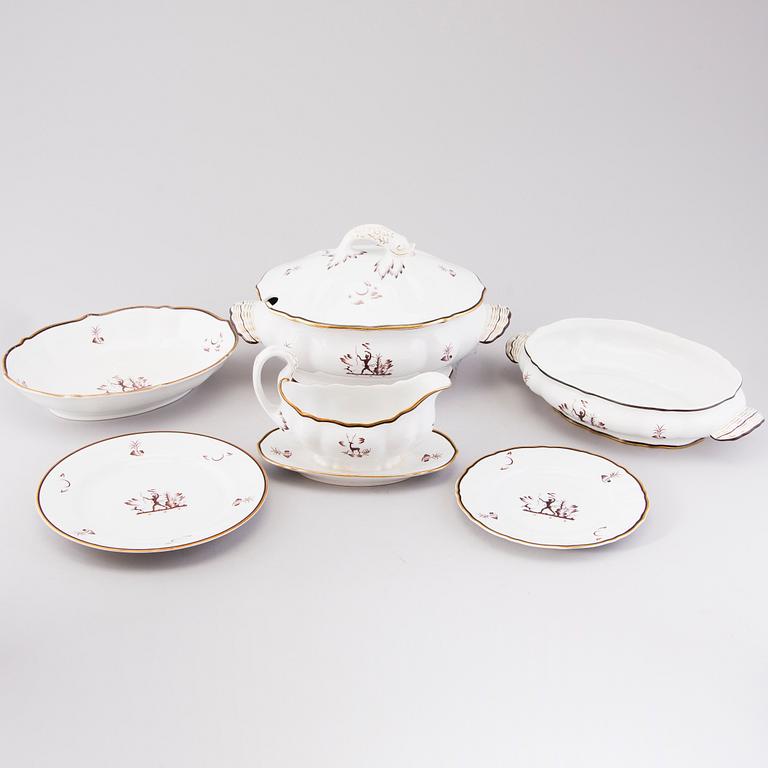 A 16-pcs set of 1930s-1940s 'Diana' tableware from Arabia, Finland.