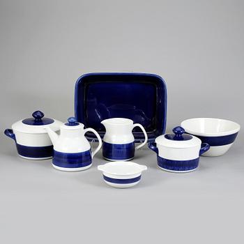 MAT-, KAFFE- & TESERVISDELAR, 41 st. "Koka blå", Rörstrand. Formgiven av Hertha Bengtsson, i produktion 1956-1988.
