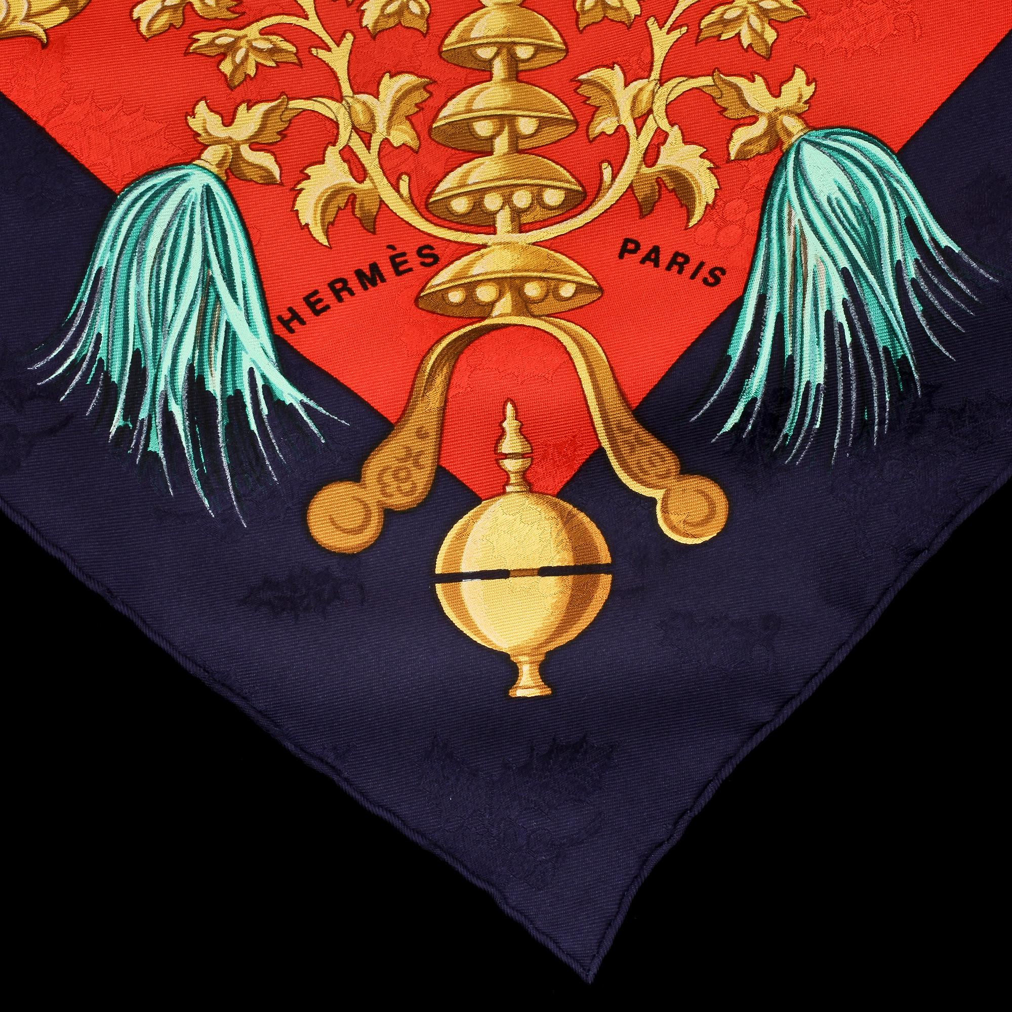 SCARF, jacquardvävt silke med invävd järnek, "Plumes de Grelots", design Julia Abadie, Hermes.