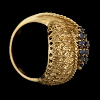 RING, 18k guld med 12 små safirer. Vikt ca 8,9 gram.