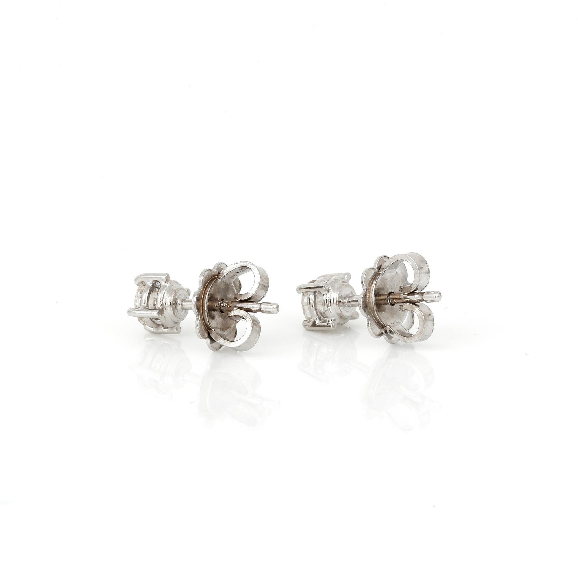 ÖRHÄNGEN, ett par, 18K vitguld med briljantslipade diamanter  tot ca 0,41 ct. Totalvikt ca 2,0 g.