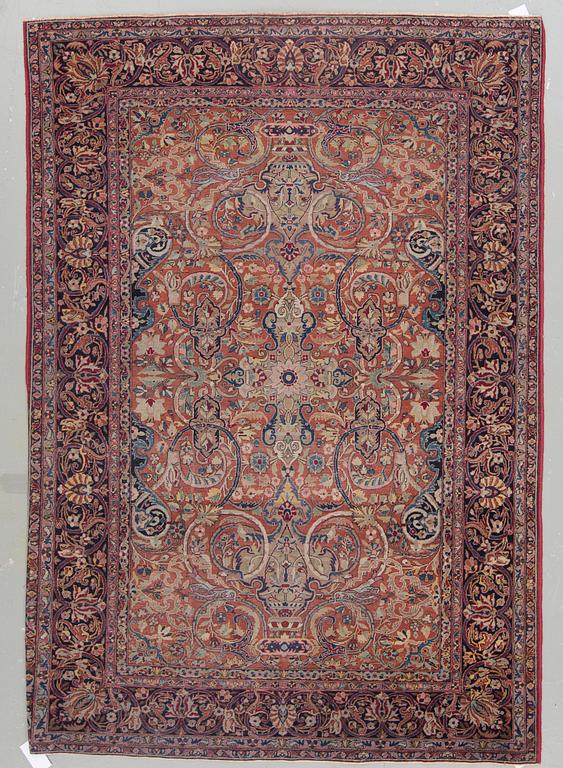 A semi-antique rug from Sarouk, around 206 x 144 cm.