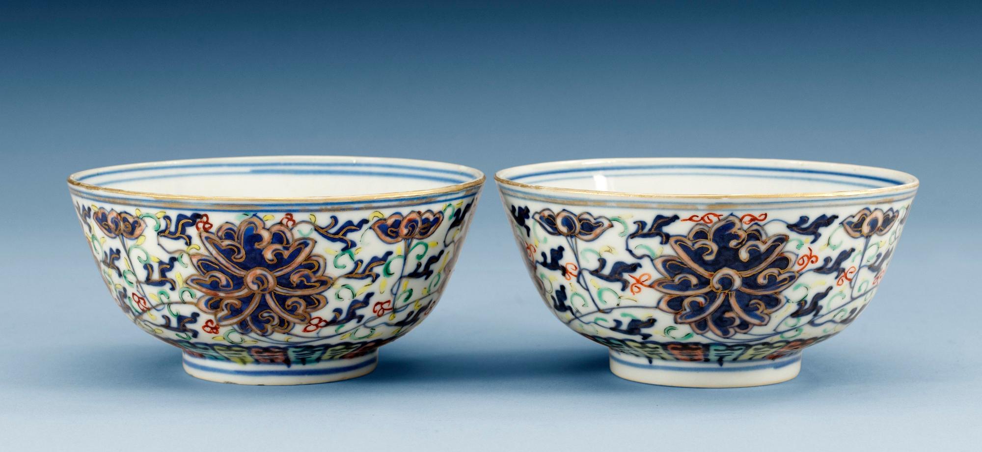 SKÅLAR, ett par, porslin. Qing dynastin med Guangxus sex karaktärers märke och period (1875-1908).