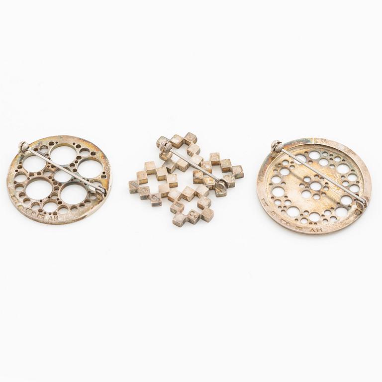 Tre broscher, silver, Anders Högberg och Cecilia Johansson, Göteborg 1964, 65 och 68.