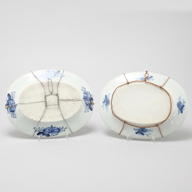 A pair of porcelain serving dishes from China, Jiaqing (1796-1820).