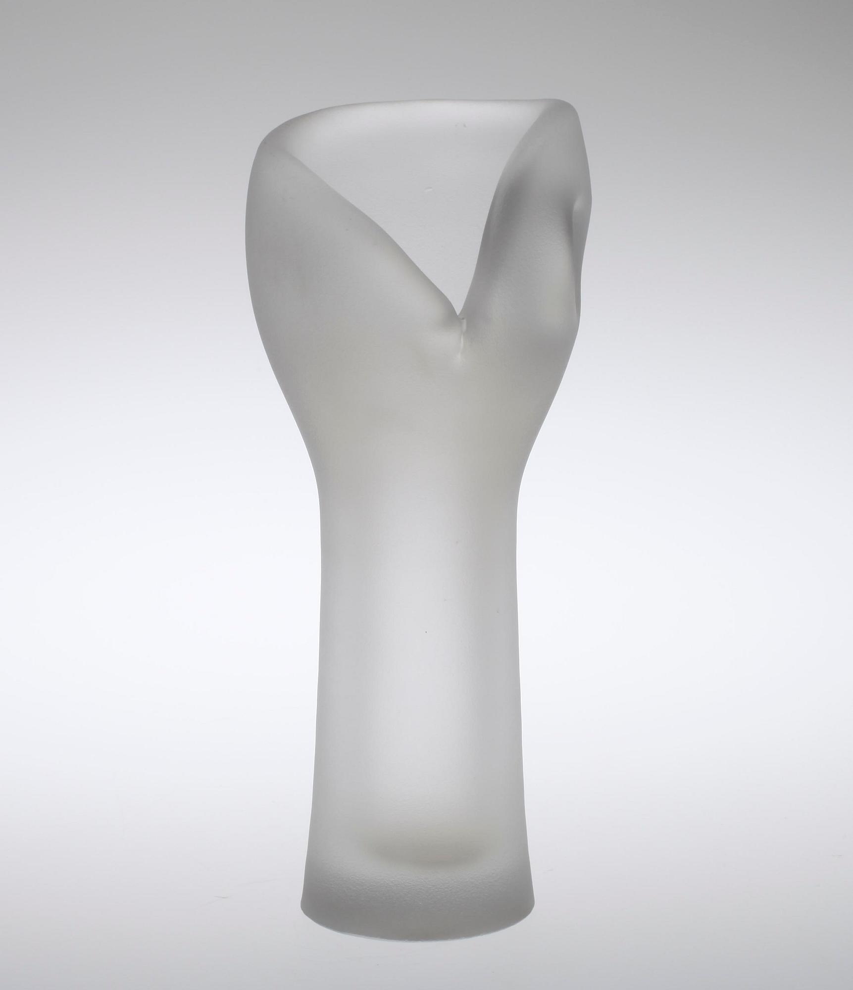 GLASSKULPTUR / VAS, "Hiidennyrkki". Osign.