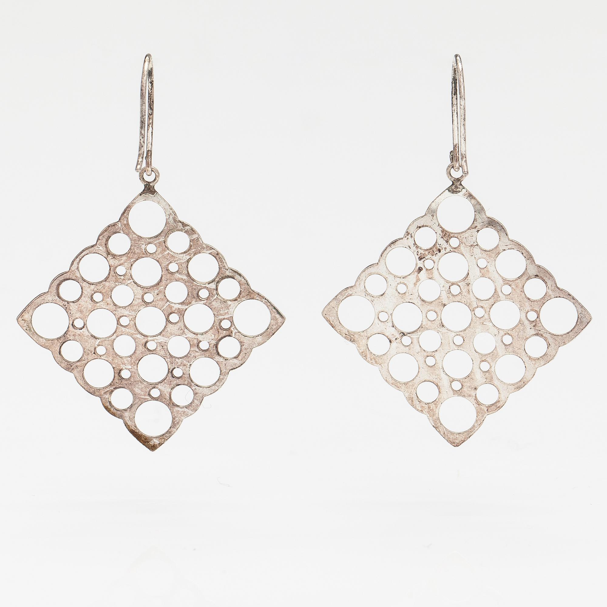 Liisa Vitali, Örhängen "Pitsi", sterlingsilver. Kultakeskus.