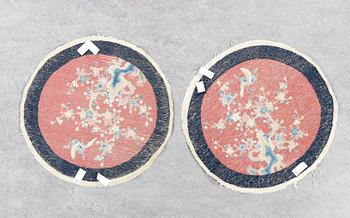 MATTOR, ett par, Kina, Diameter ca 93-95 cm.