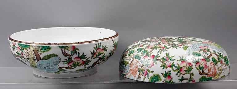 SKÅL med LOCK, porslin, Kina. 1900-tal.