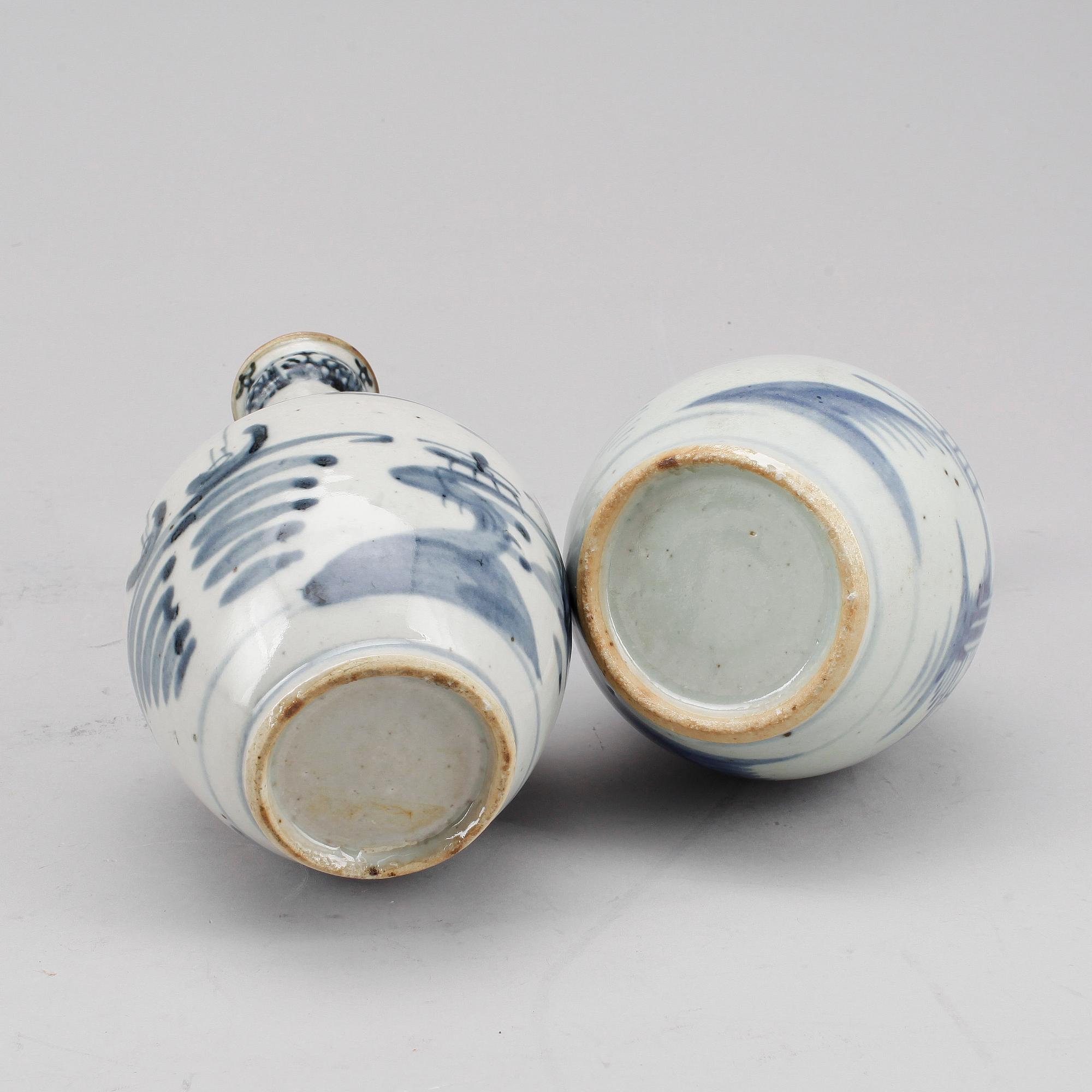 FLASKOR, 2 stycken, porslin. Kina 1800-tal.