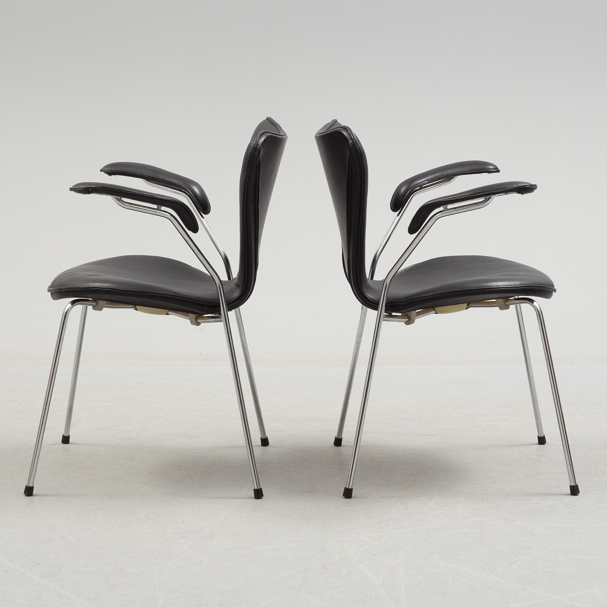 ARNE JACOBSEN, a pair of leather upholstered armchairs by Fritz Hansen, Danmark.