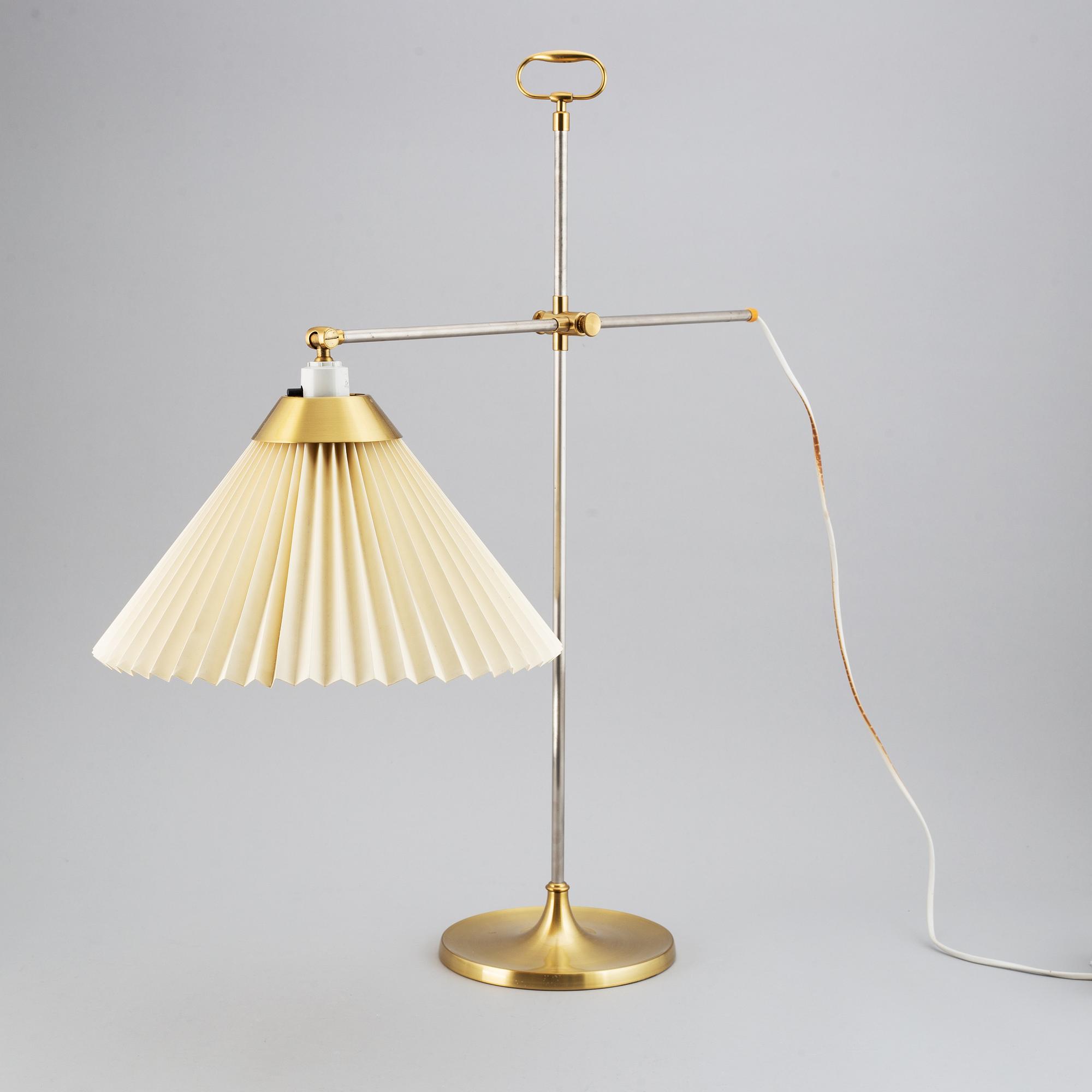 Le Klint, bordslampa,märkt T210, Danmark, 1900-talets andra hälft.