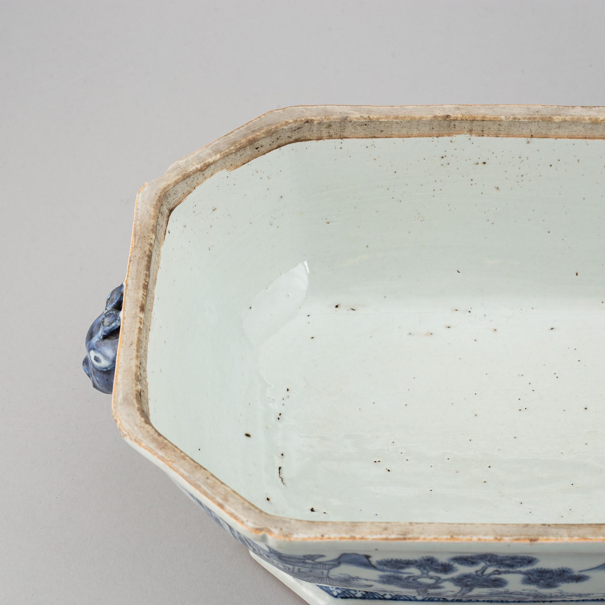 A blue and white tureen with cover, Qing dynasty, Qianlong (1736-95).