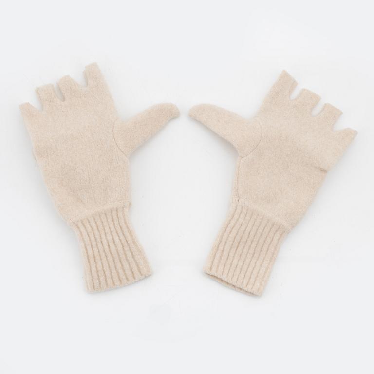 Christian Dior, a set with a pair of wool gloves and a knitted hat.