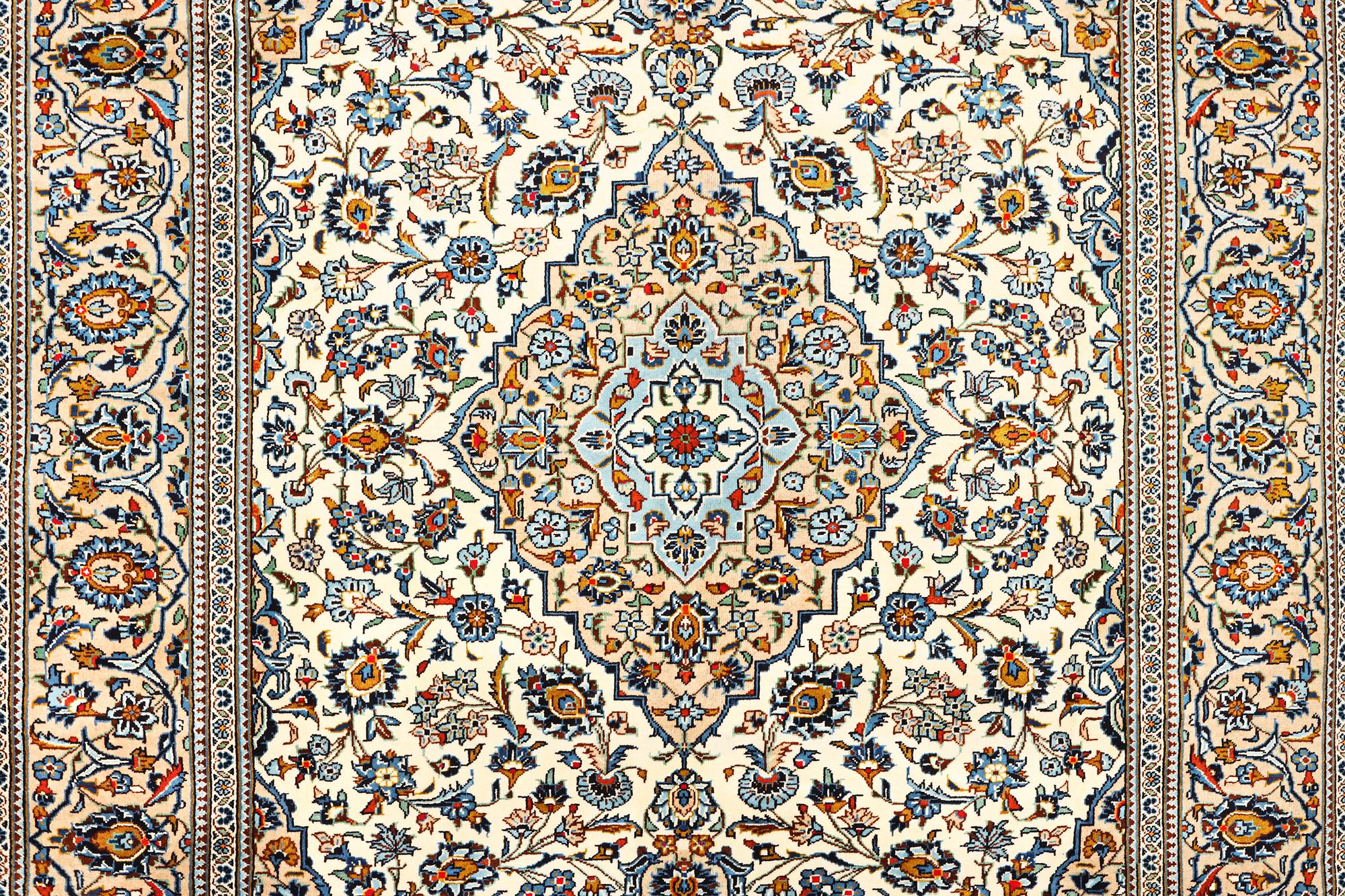 A Kashan carpet, a. 351 x 245 cm.